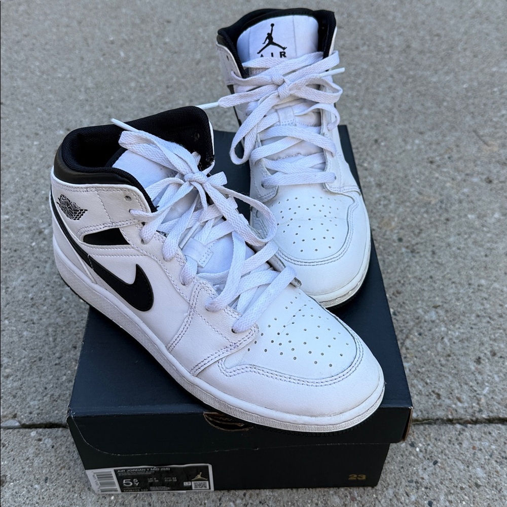 Nike Air Jordan 1 Mid (GS) Sneakers